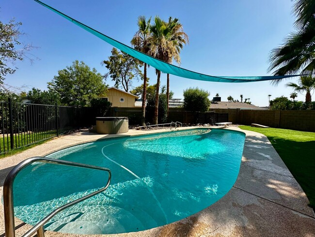 Foto del edificio - 5 BEDROOM SPLIT FLOOR PLAN WITH POOL AND H...