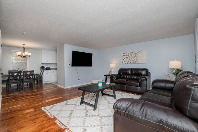 Foto del edificio - Inviting home with private fenced yard for pets