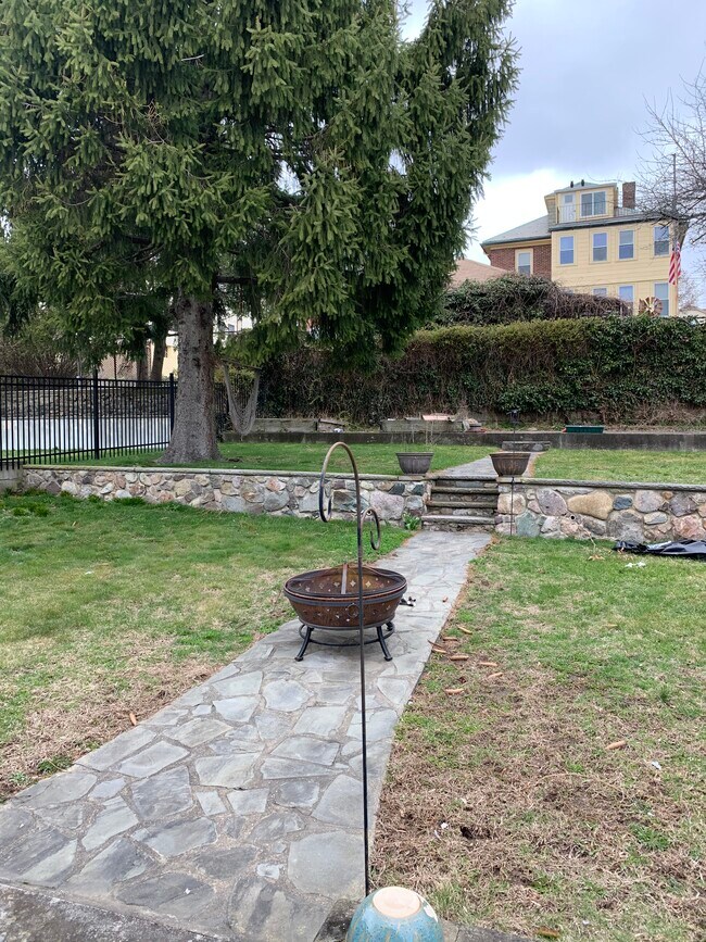 Building Photo - 85 Gladstone St