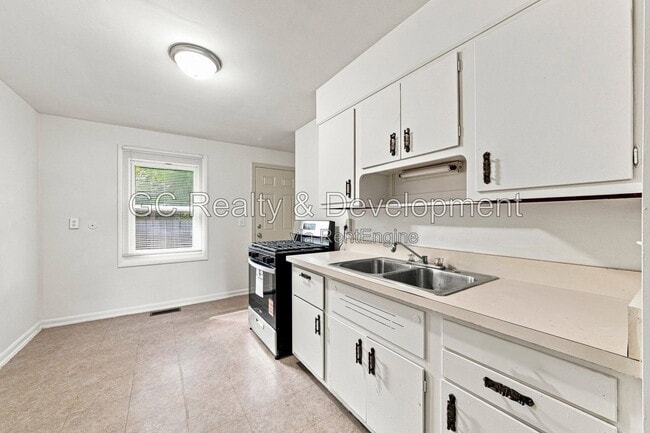 Building Photo - 913 3rd St