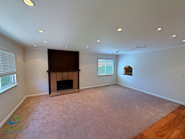 Building Photo - $5,300 - Stunning and Spacious 3 Bd/2 Ba Townhome in Santa Clara