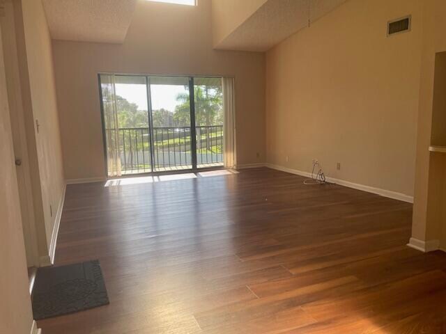 Foto del edificio - 703 Sunny Pine Way