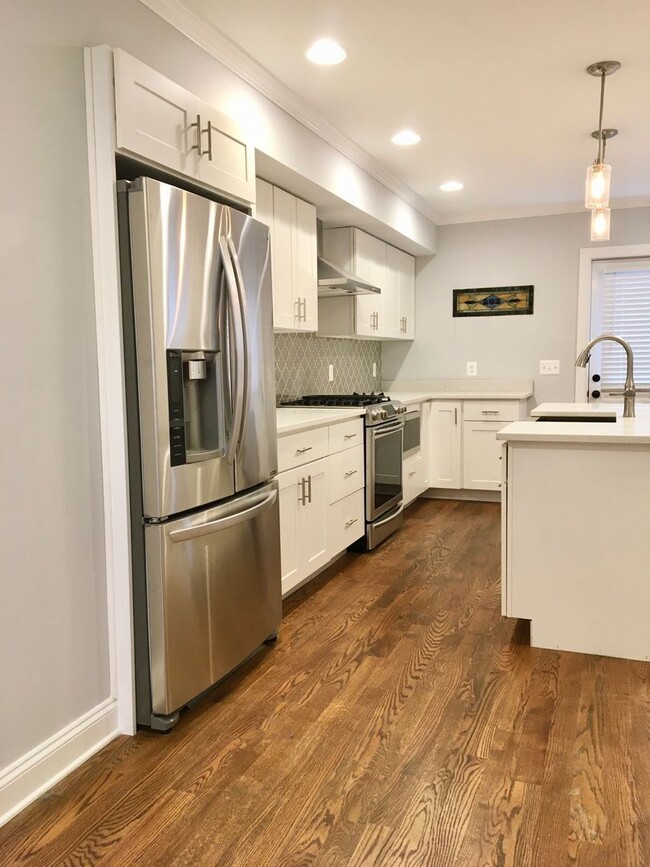 Foto del edificio - Gorgeous 3 Bed/3 Bath Renovated Townhome w...