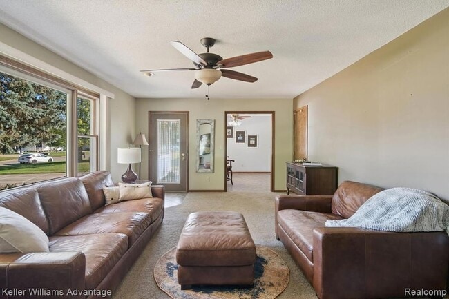 Foto del edificio - 245 Lynbrook Dr