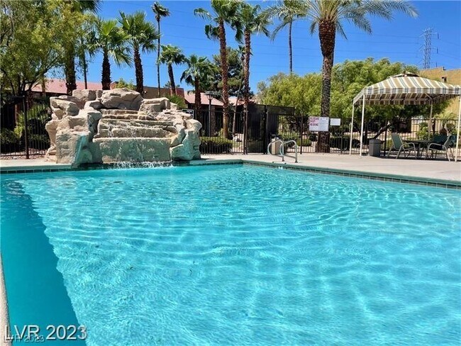 Foto del edificio - 5181 River Glen Dr