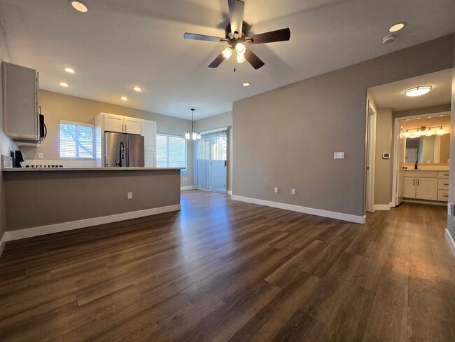 Building Photo - A Fabulous 2 Bedroom Condo with a Garage i...