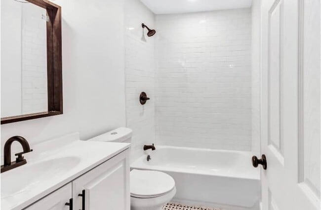Building Photo - Charming 2 Bed / 1 Bath Duplex with Backyard