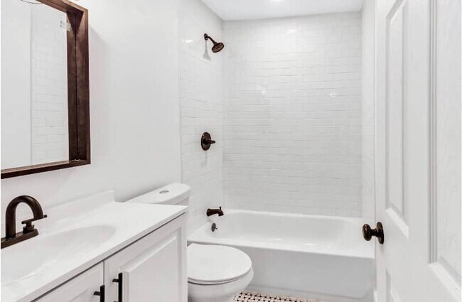 Foto del edificio - Charming 2 Bed / 1 Bath Duplex with big shared Backyard