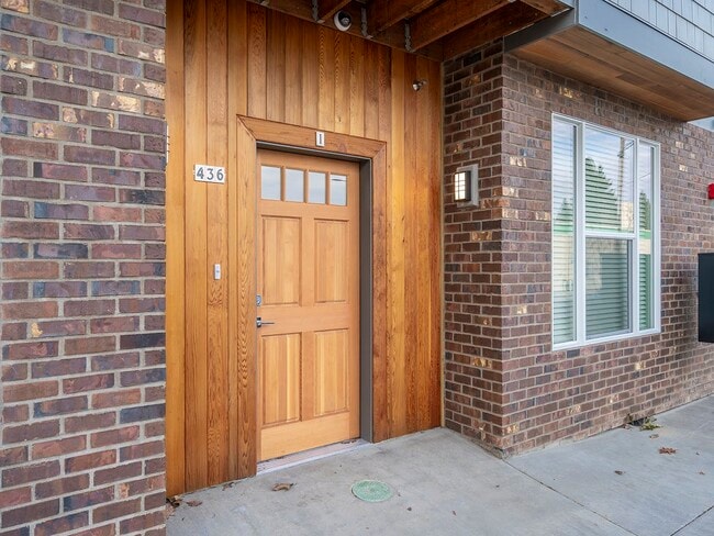 Building Photo - 436 NE Stafford St