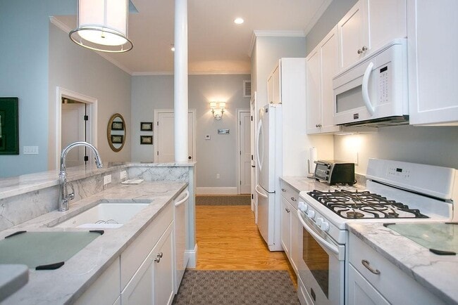 Building Photo - 32 Carey St