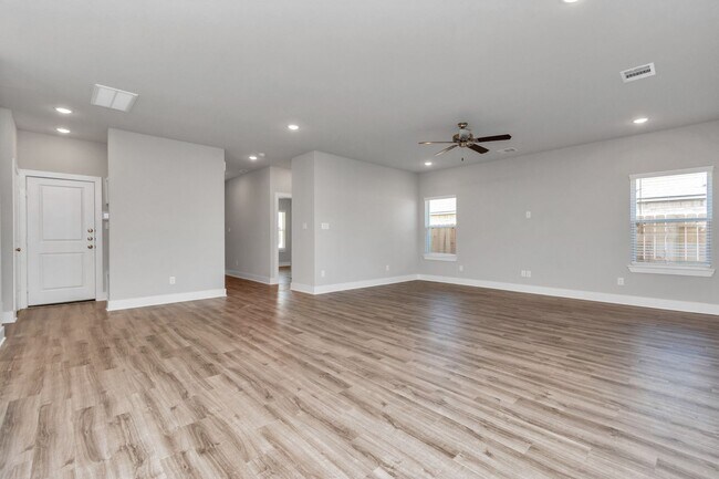 Foto del edificio - Welcome to the Holly — Spacious Comfort, Modern Style.