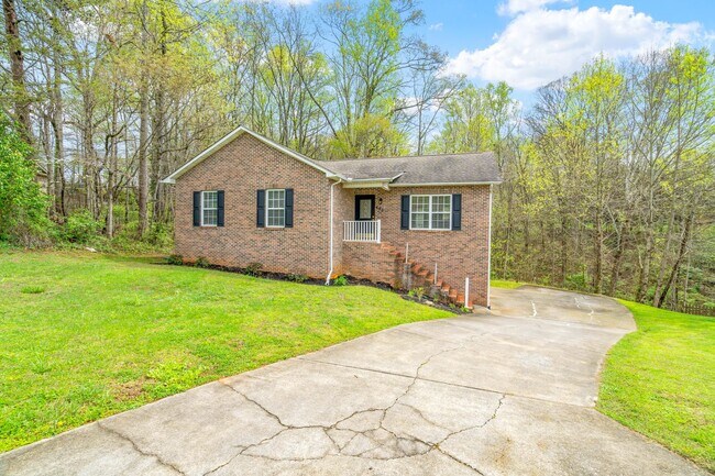 Building Photo - 4 bedrooms! 3 baths! Incredible location! ...