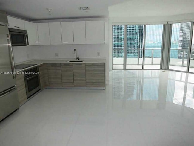 Building Photo - 1300 Brickell Bay Dr
