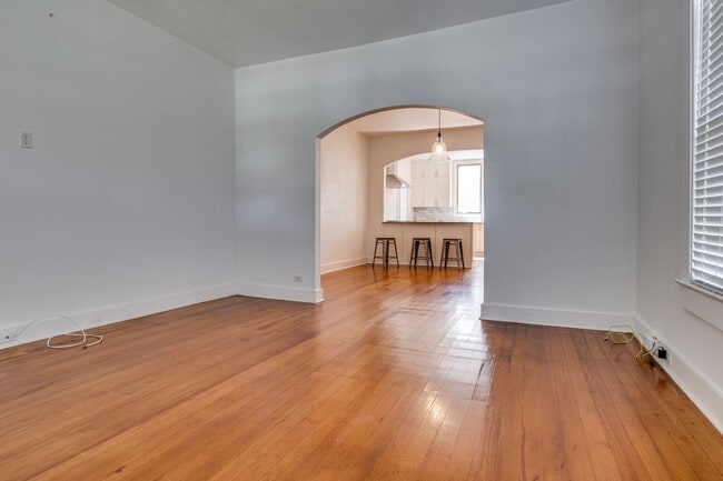 Building Photo - CHARMING 2-BEDROOM IN BEACON HILL