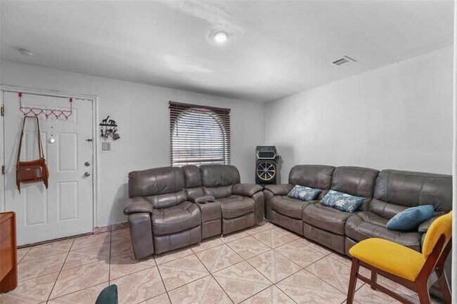 Foto del edificio - 11405 Blossom Cir