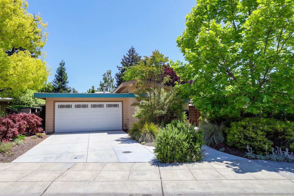 Foto principal - 4 Bed / 2 Bath Welcoming Midtown Palo Alto...