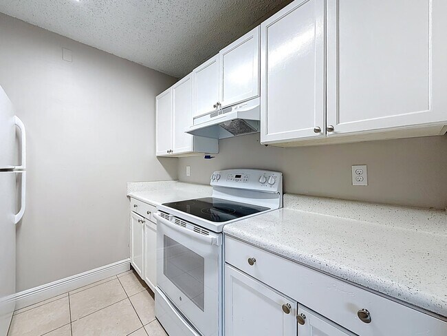 Building Photo - 719 Meadows Cir