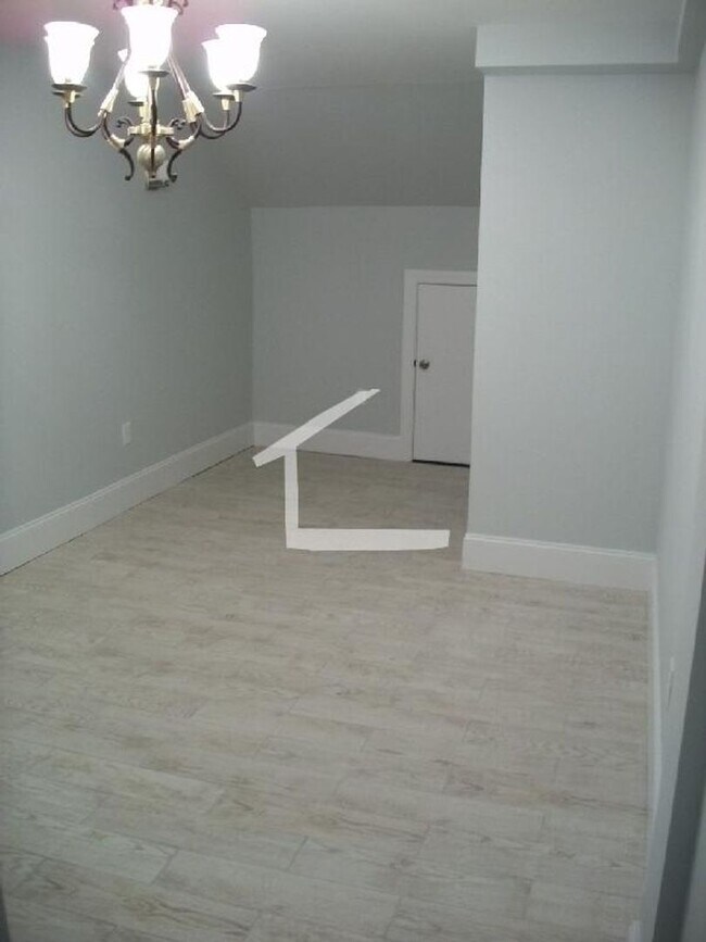 Foto del edificio - AMAZING 6 BED ON BABCOCK IN BROOKLINE!!!! 4BATHS!!!