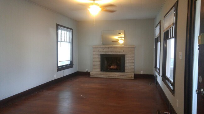 Building Photo - Lovely 2bd/1bth home with attached garage near Columbia Park and Zoo