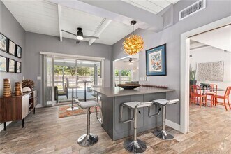 Building Photo - 530 S Manor Dr