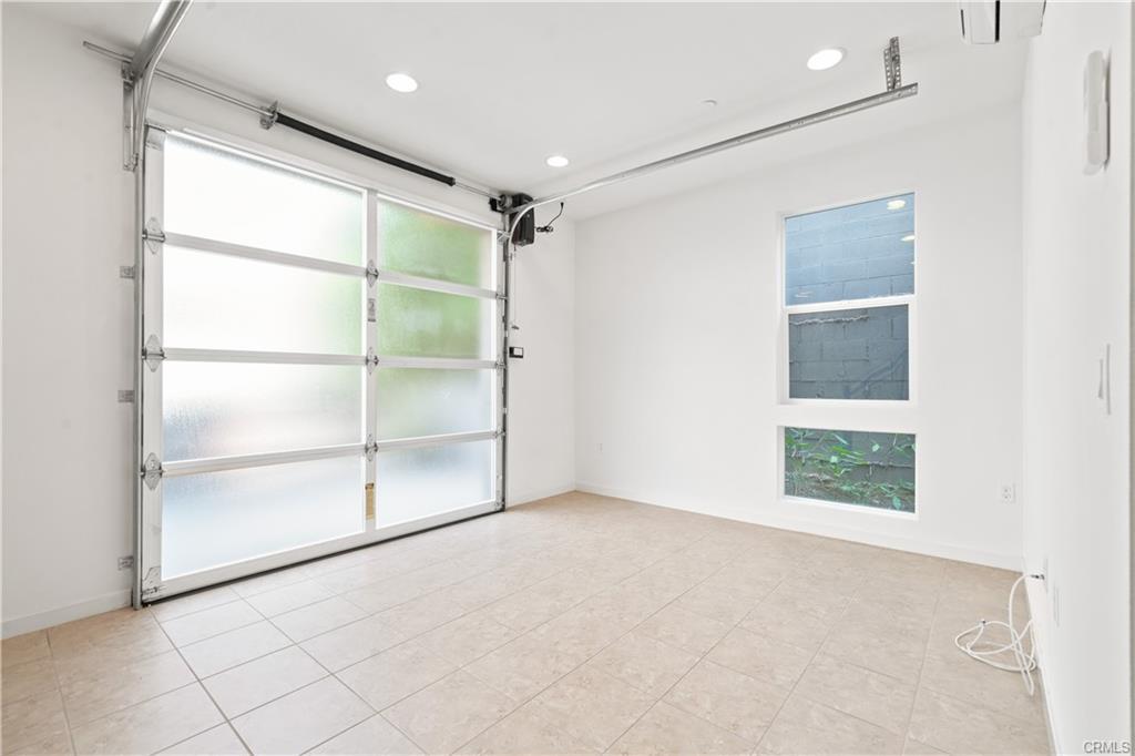 Foto del edificio - 1533 Sullivan Ave