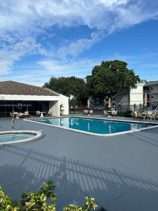 Foto del edificio - 8311 Sands Point Blvd