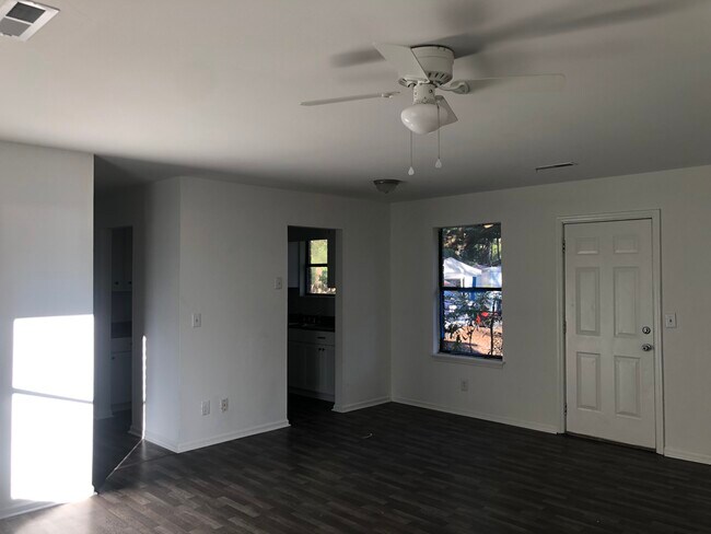 Building Photo - 110 Langley Dr