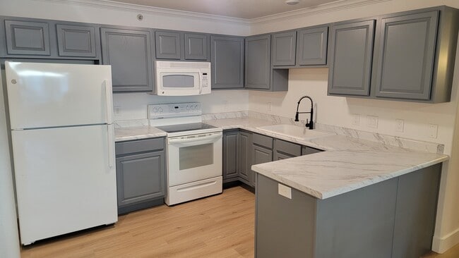 Building Photo - 591 N University Ave