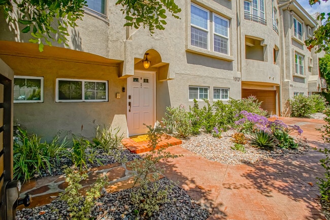 Building Photo - 10929 Landale St