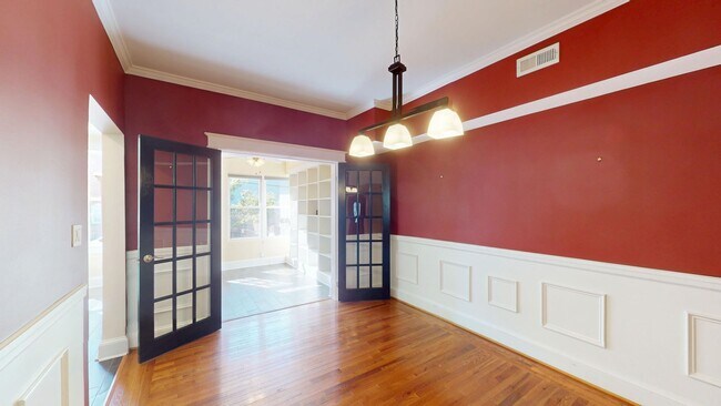 Building Photo - Spacious Three Bedroom Home W/Backyard, Ba...