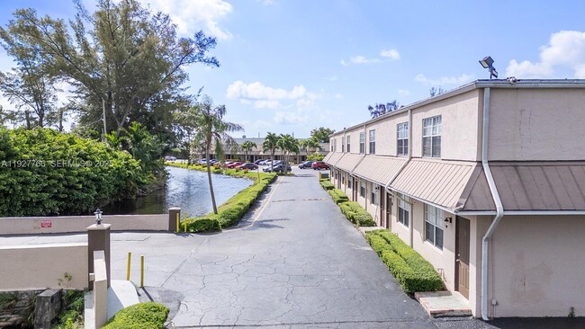 Foto del edificio - 4100 NW 16th Ave