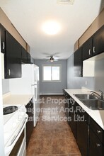 Building Photo - 120 Conveyor St