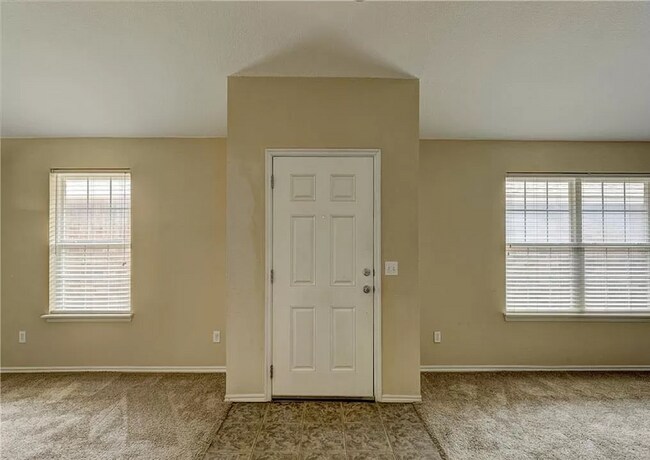 Foto del edificio - Gorgeous 3 bedroom 2 Bath and 2 Car Home in the Heart of Yukon