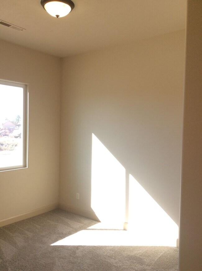 Foto del edificio - Gemstone Properties - Townhome in Sky Ridge