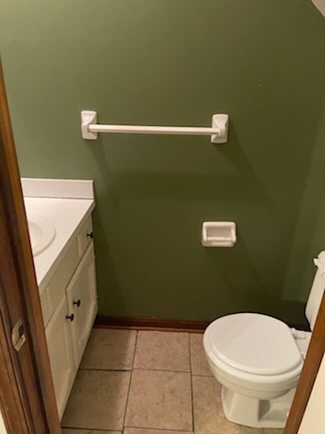 Building Photo - 2 BED / 1.5 BATH TOWNHOME