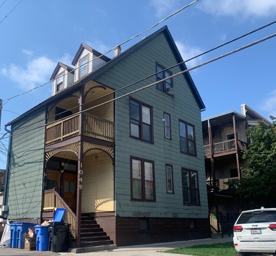 Primary Photo - 1049 W Roscoe St