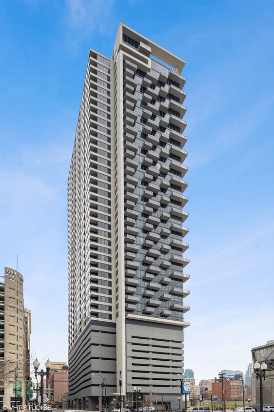Foto principal - 235 W Van Buren St
