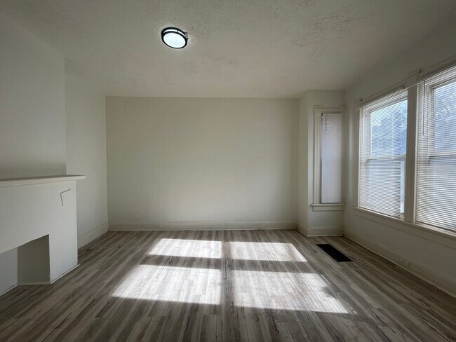 Foto del edificio - 4 bedroom 1 bath