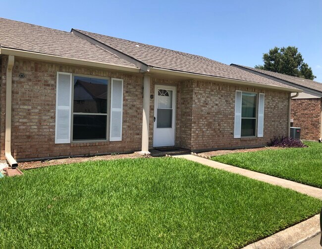 Building Photo - 1040 Green Meadow St