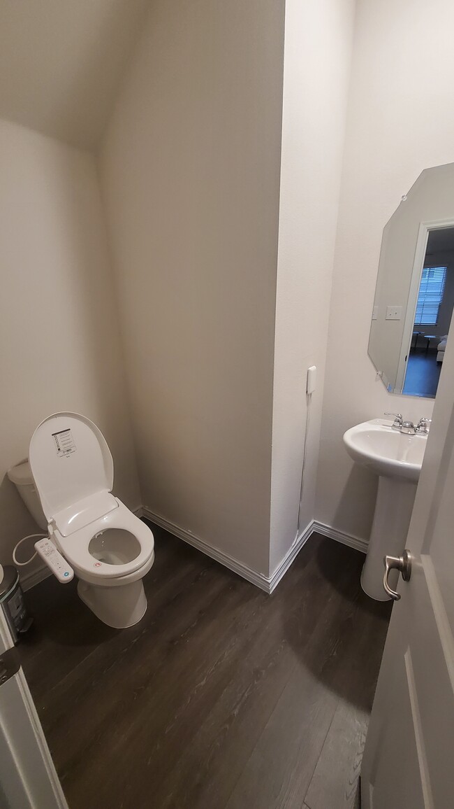 Baño en la planta baja - 2137 Buffalo Hill Dr