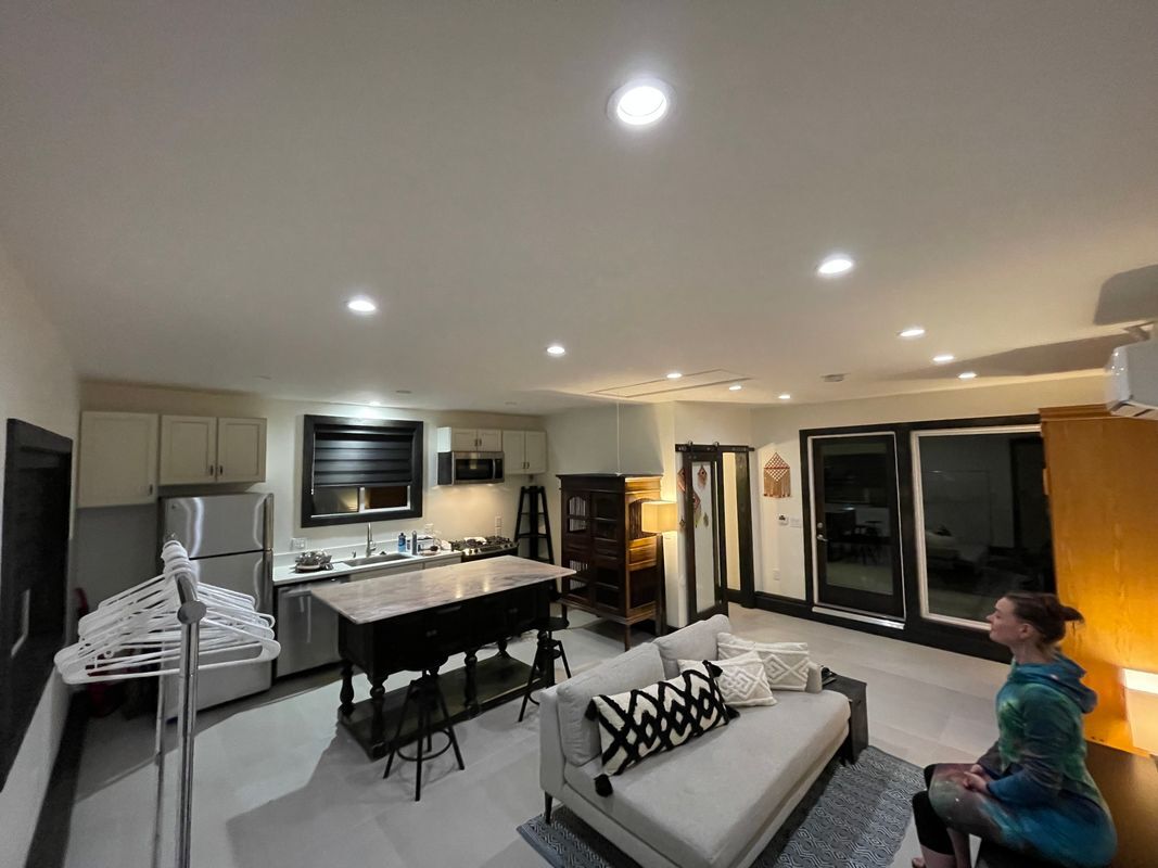 Foto principal - 7713 Owensmouth Ave