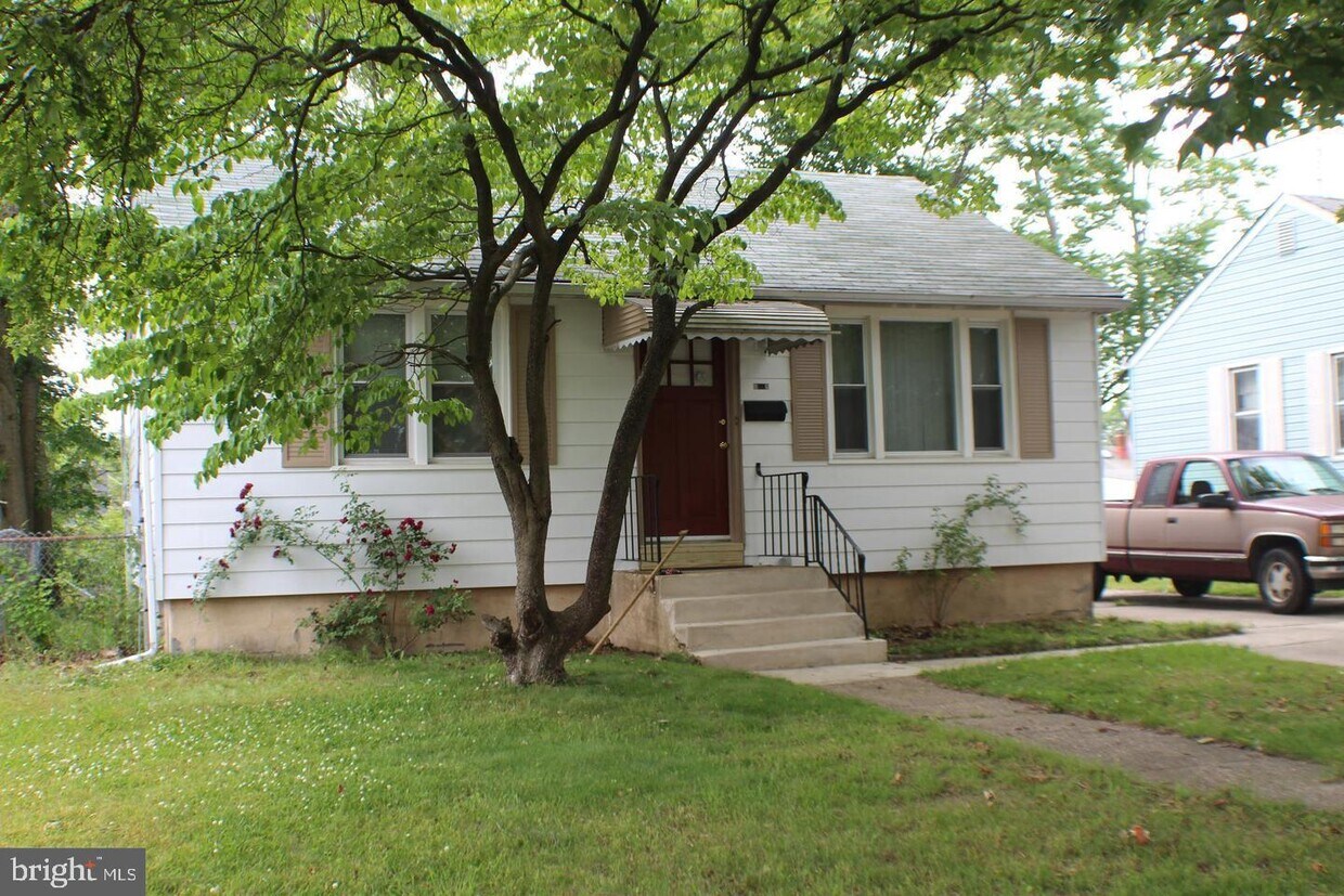 Primary Photo - 643 N Evergreen Ave