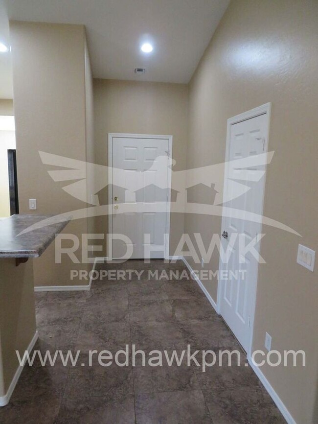 Building Photo - Gorgeous Three Bedroom, Two Bathroom Roger...