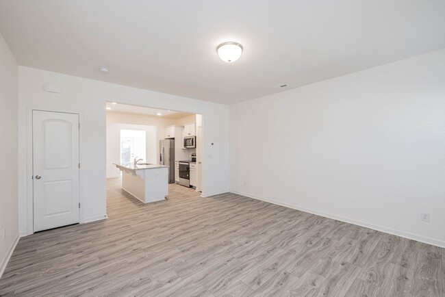 Building Photo - 2 br 2.5 ba townhome, close to dining and ...