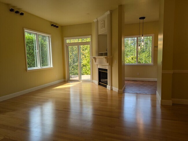 Foto del edificio - Modern 2-Bed, 2-Bath Condo in Klahanie – E...