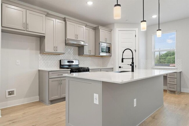 Building Photo - 200 W 56th St