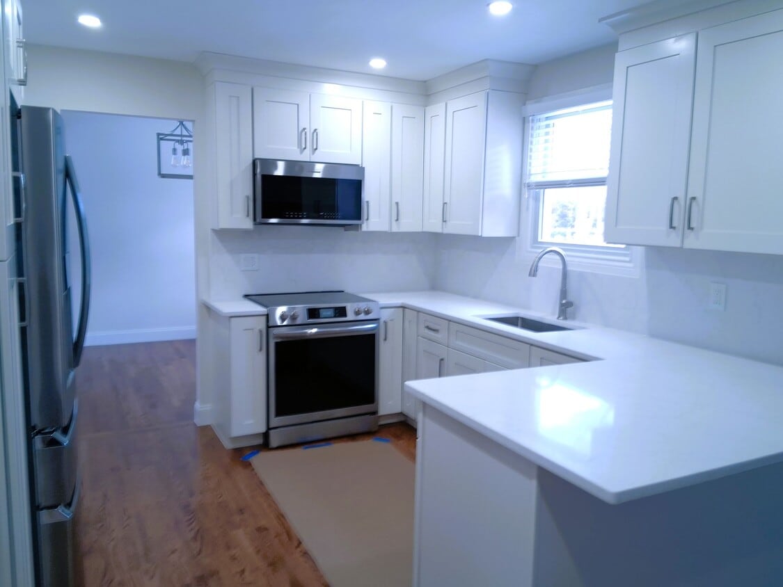 Photo - 34 Old East Neck Rd (Melville, NY)