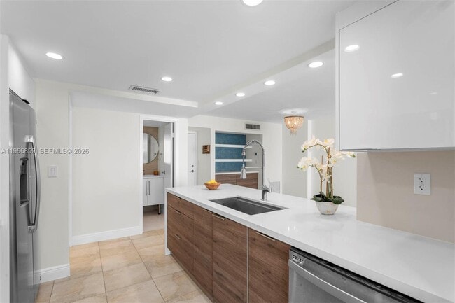 Building Photo - 2655 Collins Ave