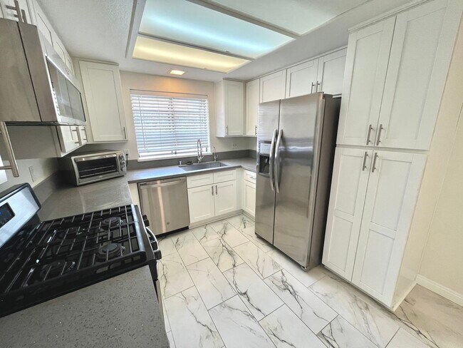 Building Photo - Updated Norwalk Townhome within Gated Comm...