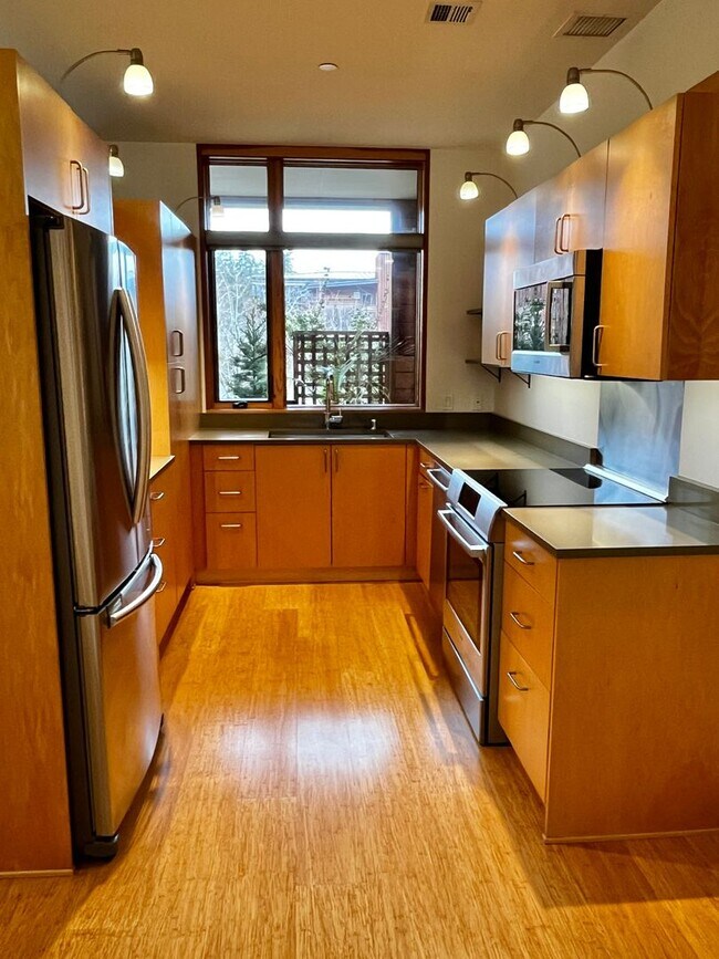 Foto del edificio - Townhome in the Grow Community, Walk to Wi...
